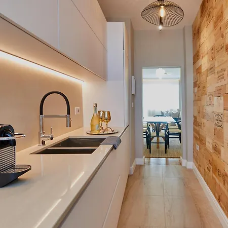 Modern 2 Bed Flat Town Centre *